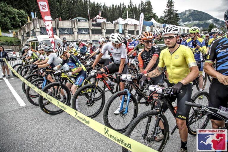 Die Ruhe vor dem Sturm. Startaufstellung zum KitzAlpBike MTB Marathon