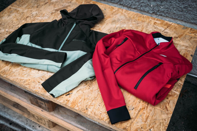 Endura MT500 Thermisches Hemd aka. Kapuzenjacke, €119,99 & Sportful Fiandre Warm Jacket, €239,90