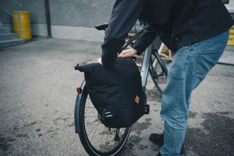 Fabian und die Restrap Pannier Bag in Large