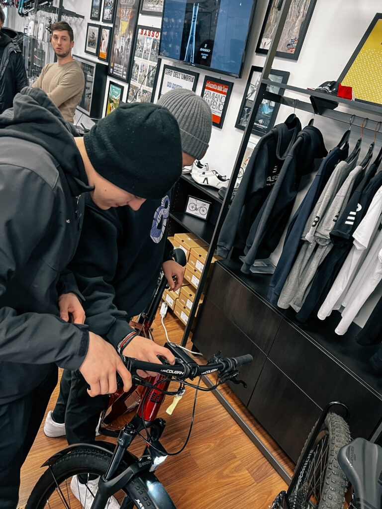 Fabian und Elias beim Bike-Check