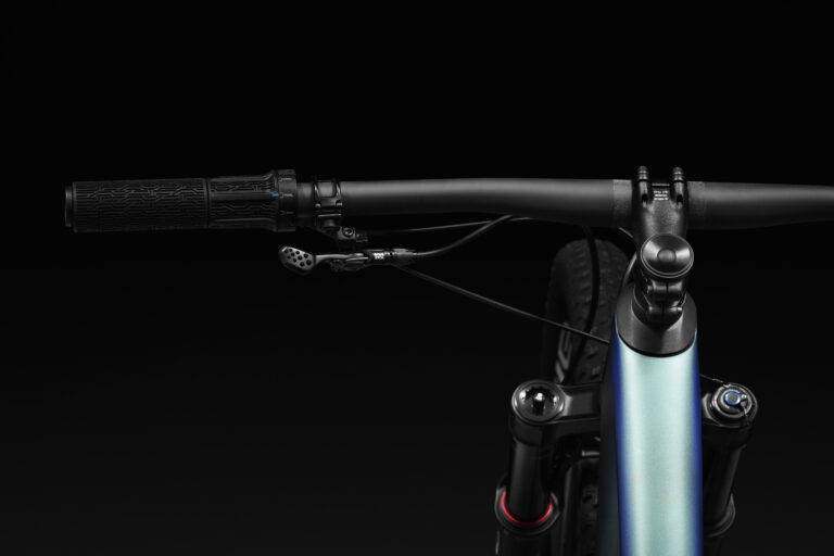 90324-10_EPIC-PRO-CARB-METSPHR-METWHTSIL_GRIP_DETAIL_5370_V2