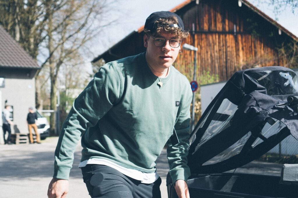 Elias im Fox Level Up Fleece Crew, €59,99 und der FlexAir Short, €99,99
