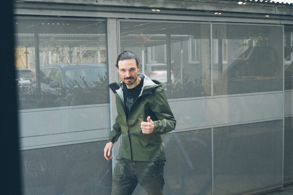 Sepp in der Fox Ranger 2.5 Water Jacket, €119,99